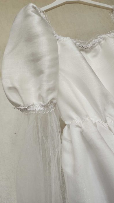 Платье белого цвета для девочки