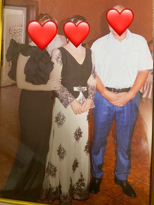 Белый жемчуг,и черный платье