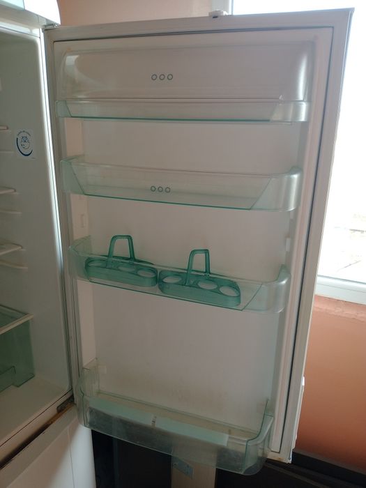 Хладилник с фризер Електролукс - работещ ,за ремонт или за части.