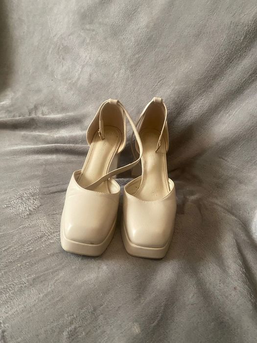 Vând sandale cu platforma, mărimea 41