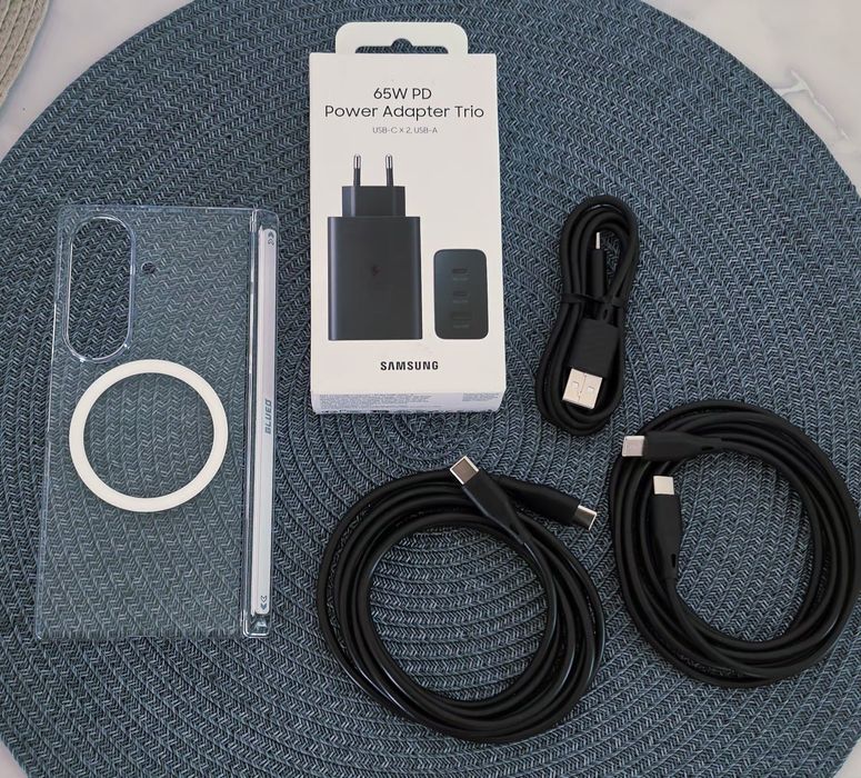 Husa Ultra Hybrid Samsung Z Fold 8 Ultra. Incarcator 65W. Trei cabluri tip C.