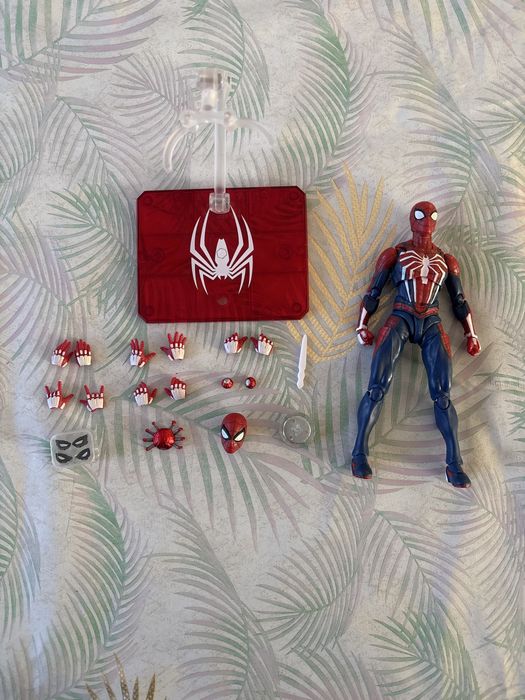 Человек паук фигурка от insomniac