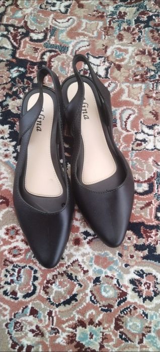 Китайский босоножка сотилади.