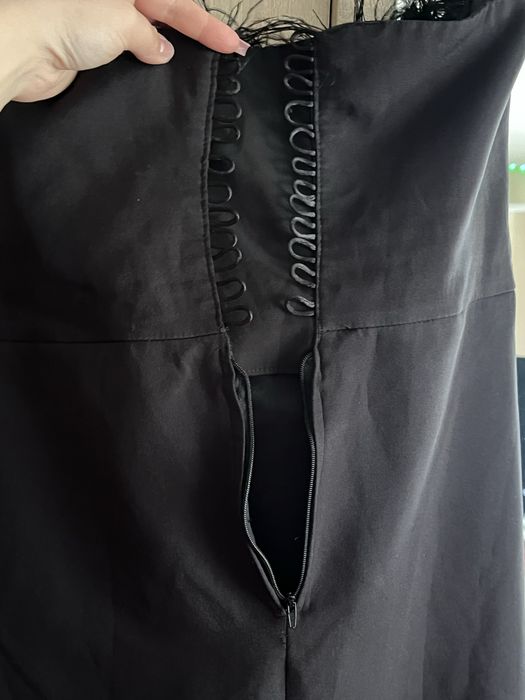 Rochie eleganta cu pene si crapata pe picior