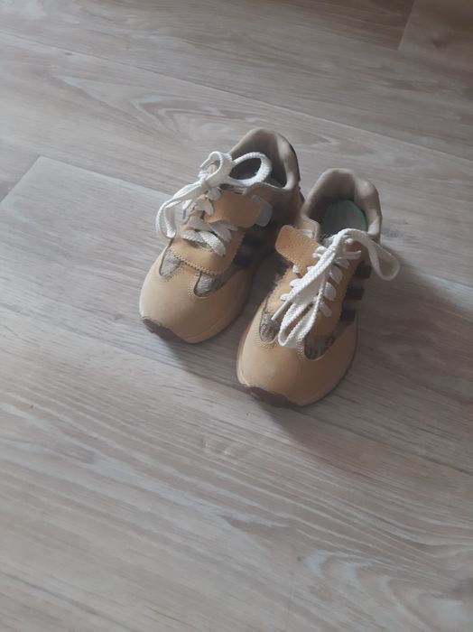 Продам кроссовки на девочку