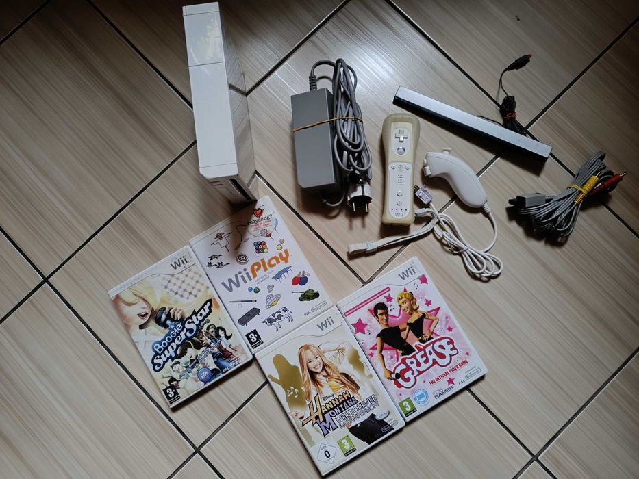 Wii full cu accesorii jocuri originale Wii Play Boogie Hannah Montana