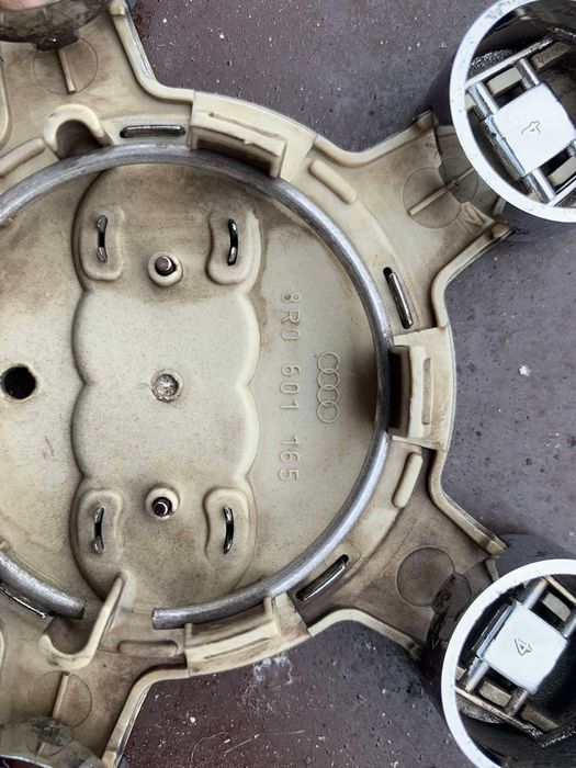 Audi Ауди капачка за джанта с номер 8r0601165 само за 20Eur.