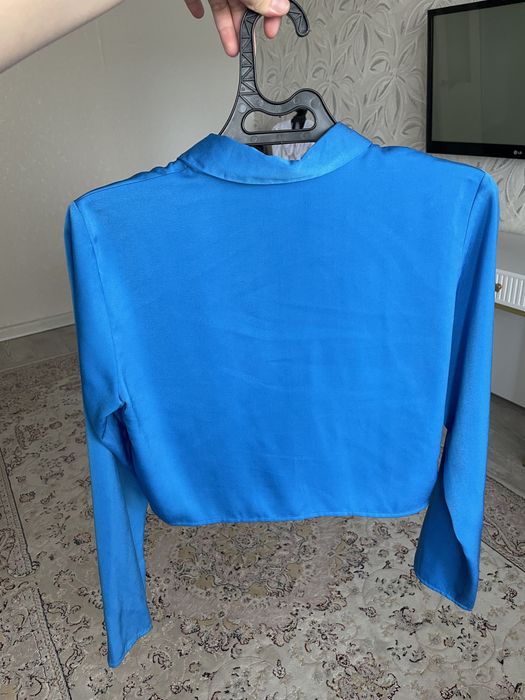 атласная синяя блузка