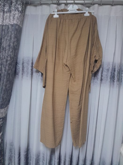 Бежевый женский костюм