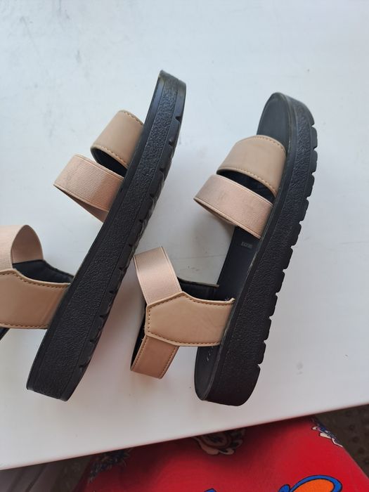 Продам босоножки для девочки