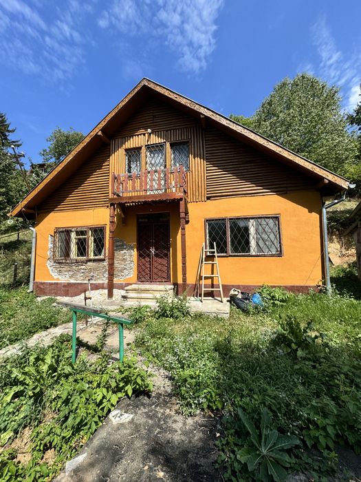 Casa de lemn si teren 1100 mp