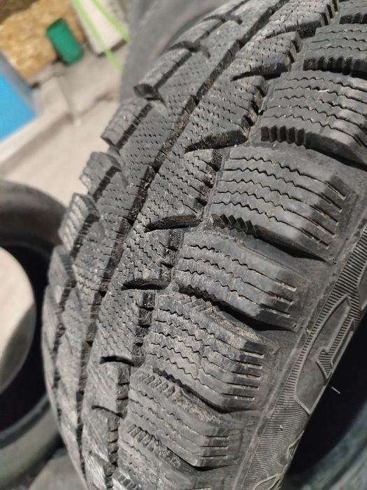 Продам Резину Размер (195/65 R15)