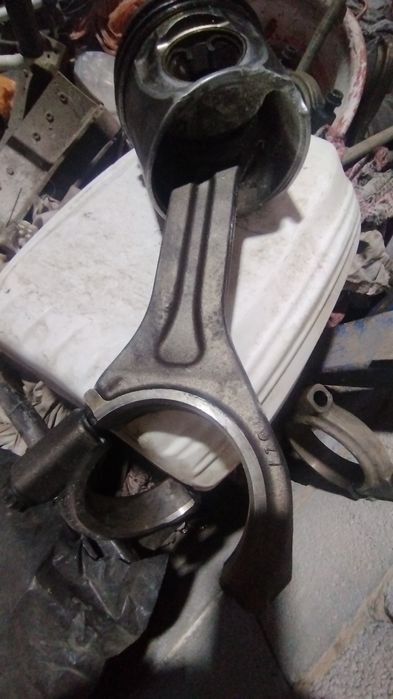 Продам поршня с шатунами на Мерседес Актрос