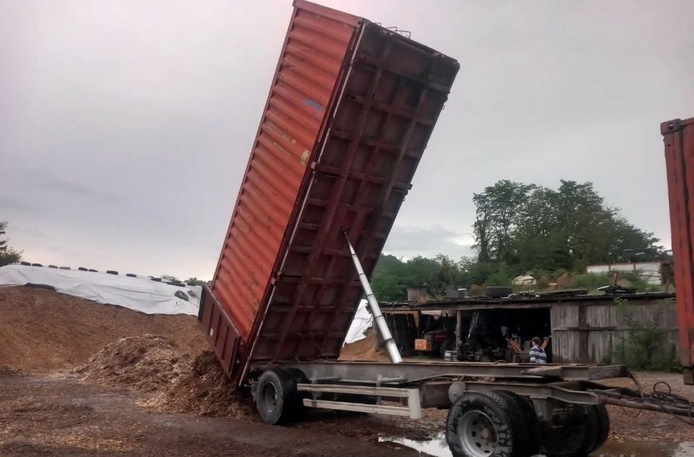 Remorca agricolă basculabila pe arcuri