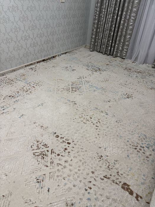 Ковер светлый в размере 3/4