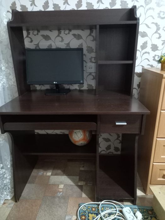 Продам компьютерный стол