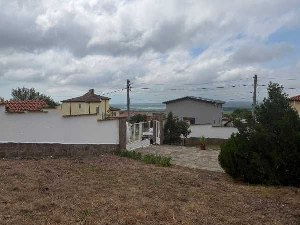 Tриетажна къща в с. Кошарица с двор 920 кв.м