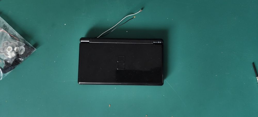 Nintendo DS Lite на части + два корпуса (черен и бял)