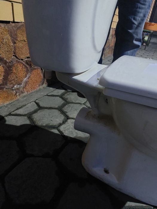 Продам унитаз с бочком