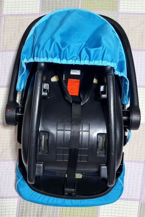 Scoică auto bebe 0–13 kg (Grupa 0+) cu copertină – stare excelentă