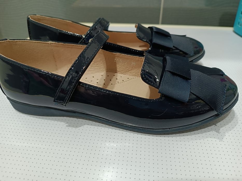 Продам туфли для девочки 36 размера