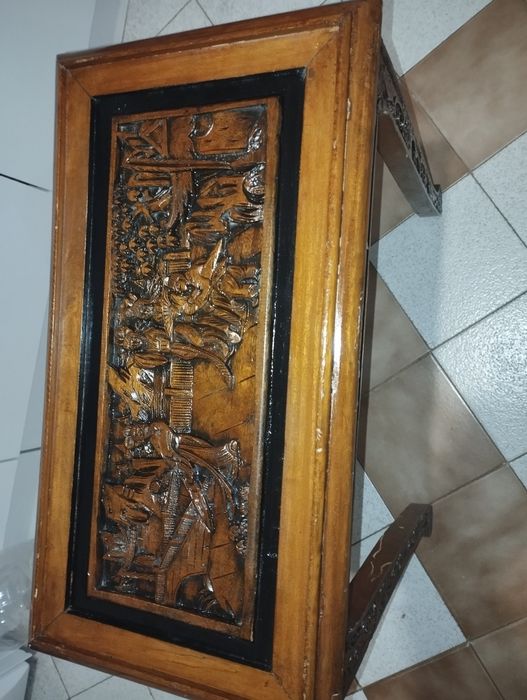 Прекрасна масичка със дърворезба