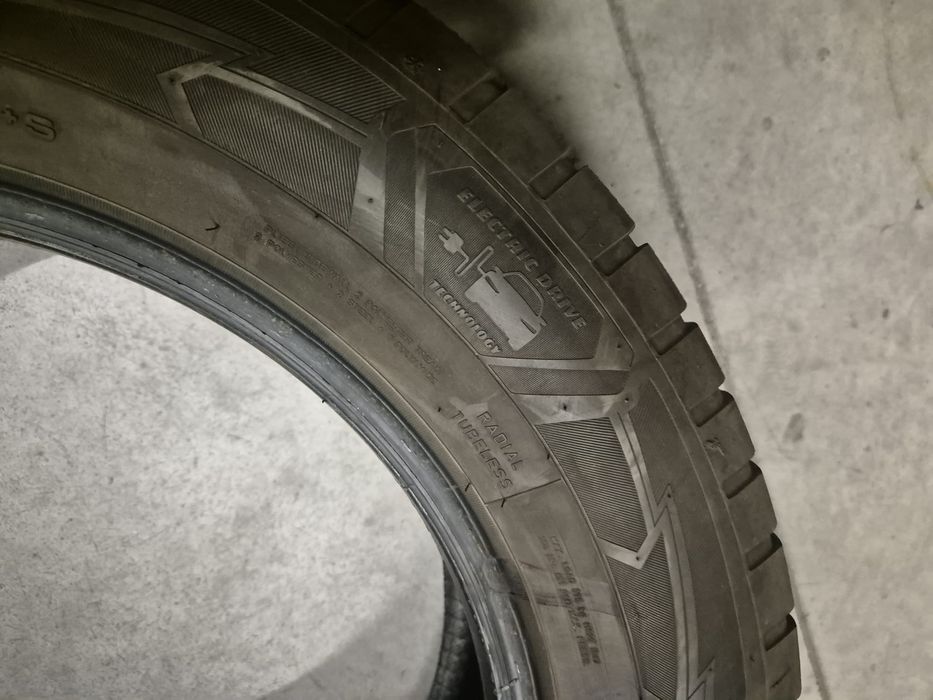 2 anvelope iarna Goodyear 235 60 18 stare foarte buna