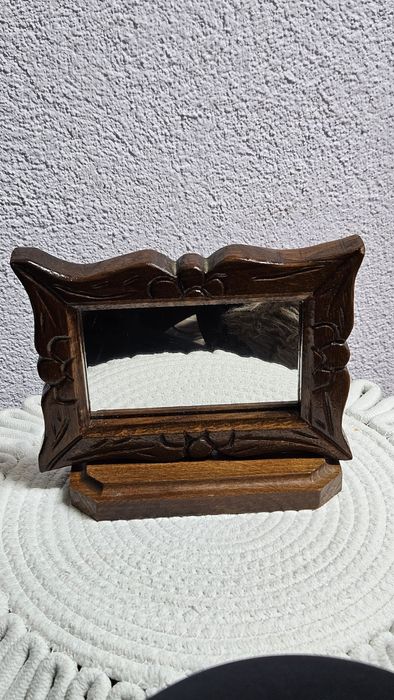 Oglinda din lemn masiv sculptata