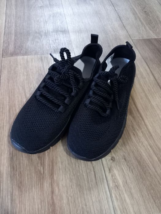 Продам кроссовки новые