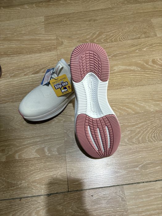 Кроссовки женские