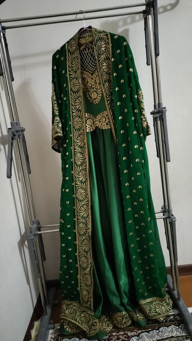 Зелёный ансамбль с короной .Зелёное Вечернее платье с короной