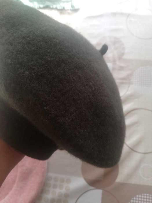 Продам б/у женские беретки