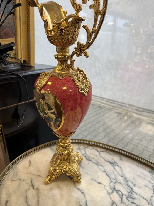 Carafă deosebită din porțelan și elemente bronz