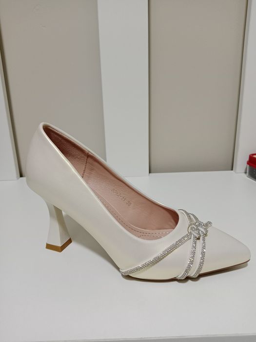 Ақ айвори  түсті  сатылады