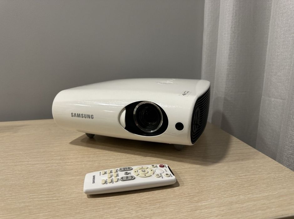 Продаем проектор Samsung