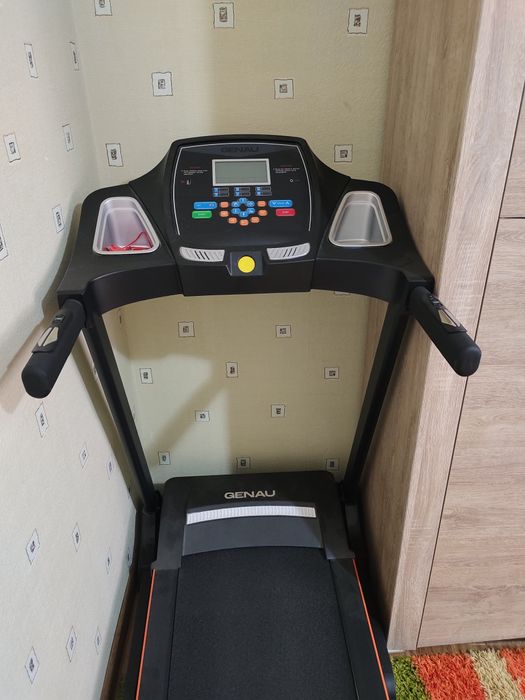 Продам беговую дорожку Genau