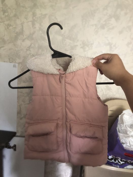 Продам безрукавку для девочки