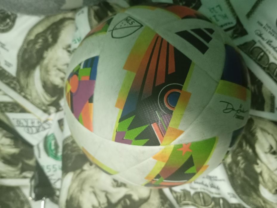 Футбольный мячь новый