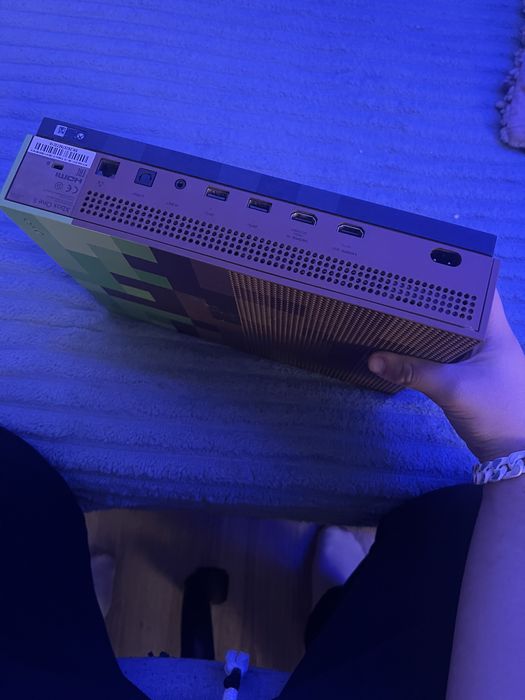 xbox one s 1TB  minecraft+doua manete si jocuri
