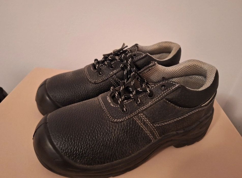 Bocanci cu protecție metalică