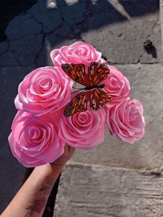 Trandafiri din satin superbi