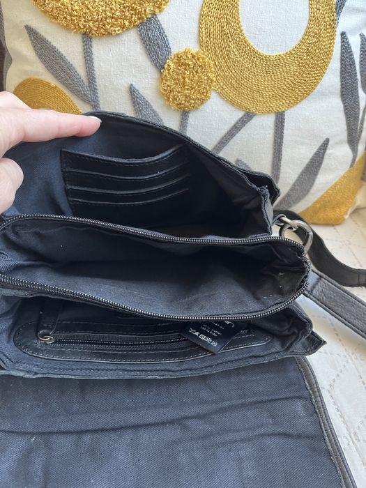 Малка черна, кожена чанта през рамо