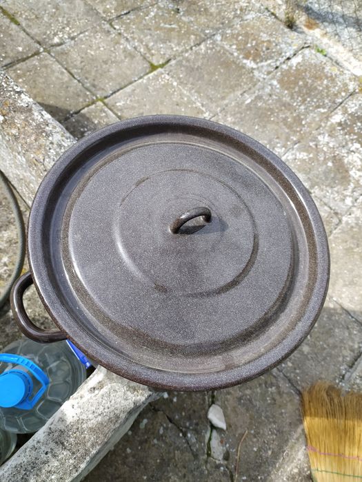 Емайлирана тенджера