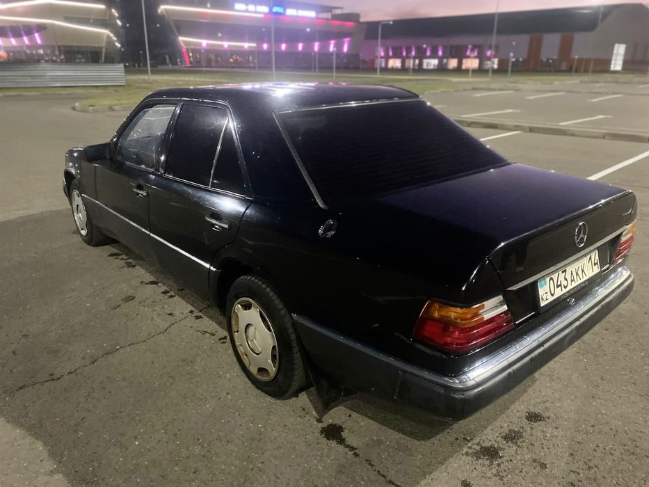 Mercedes-Benz E-Class в кузове W124.