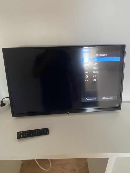 Pachet complet: 2 Televizoare 32" + 2 Birouri albe (Stare foarte bună)