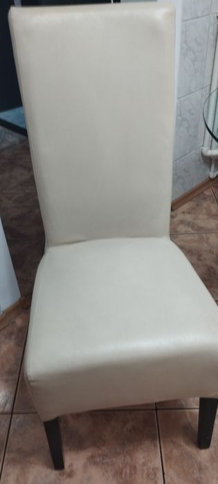 Vând masă de bucatarie din sticlă si 4 scaune  masa are diametrul de 1 metru