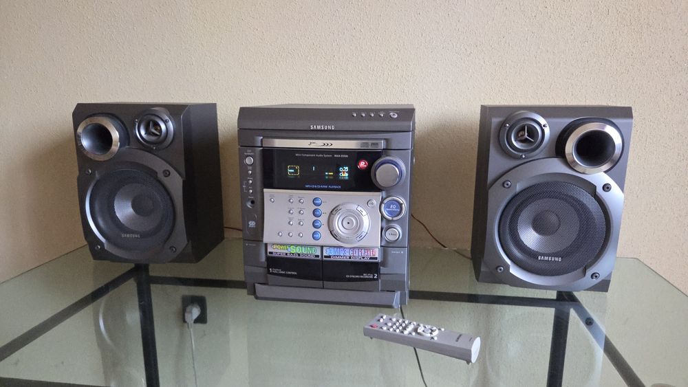 Vând combina Samsung CD mp3, radio, AUX, stare foarte bună