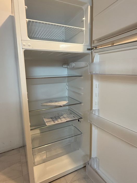 Хладилник Electrolux с горна камера