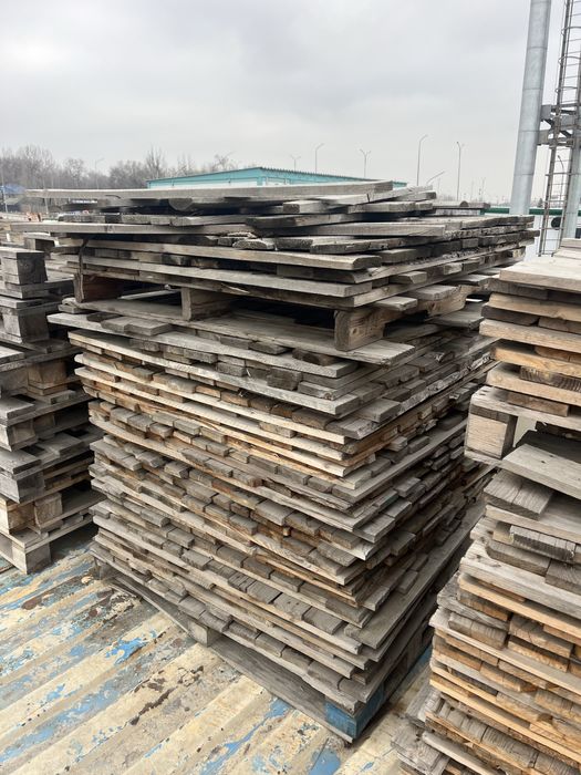 Деревянные поддоны, дрова и отрезки досок