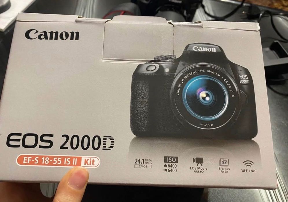 Фотоапарат Canon eos 2000D